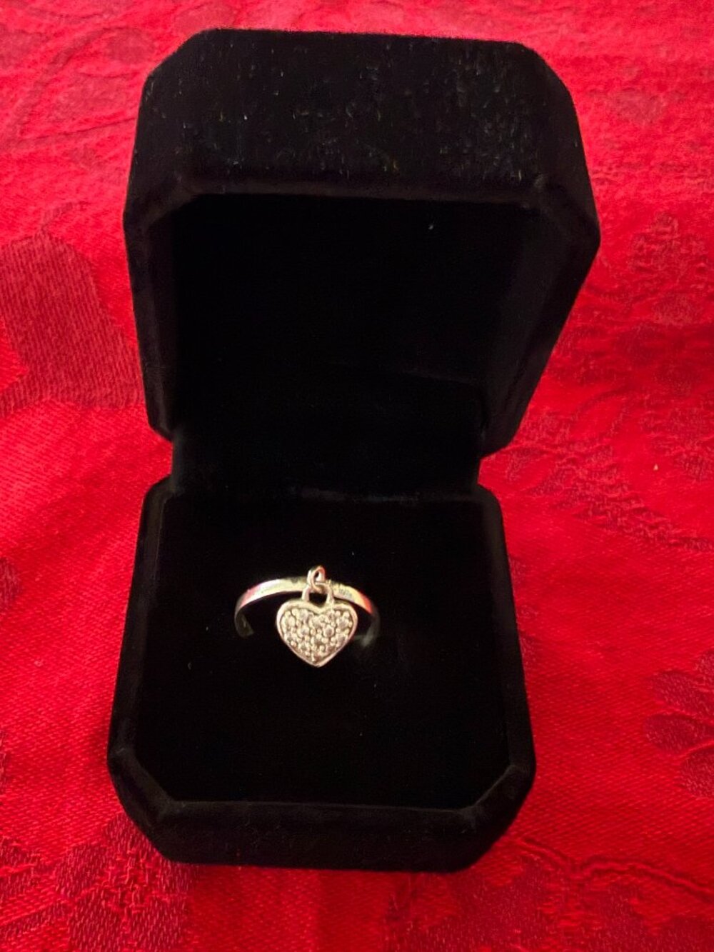 STERLING SILVER 925 DANGLE HEART RING. SIZE 6.